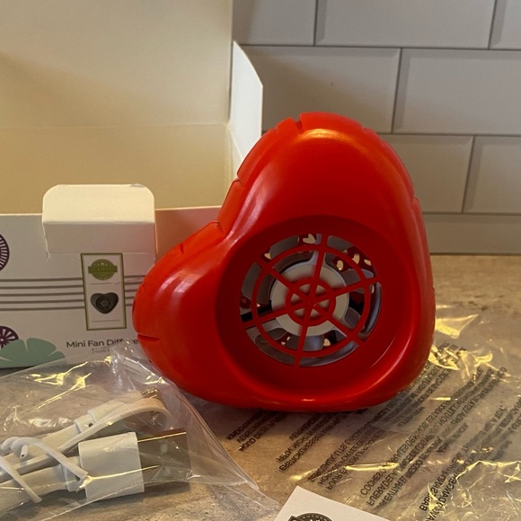 ❤️ Scentsy Red Heart Mini Fan Diffuser - Picture 5 of 9